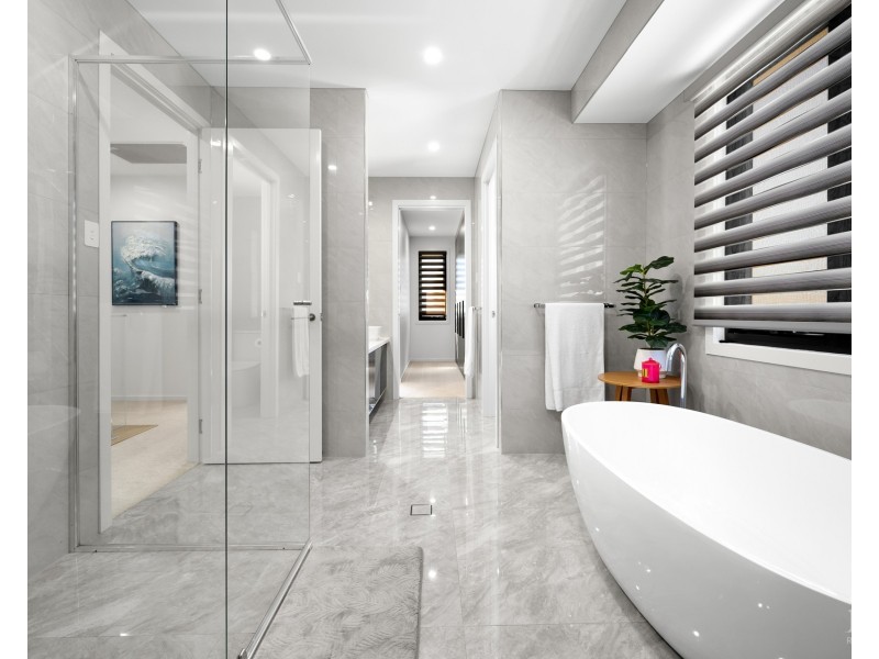 2/9 Shoveller Avenue, Paradise Point QLD 4216