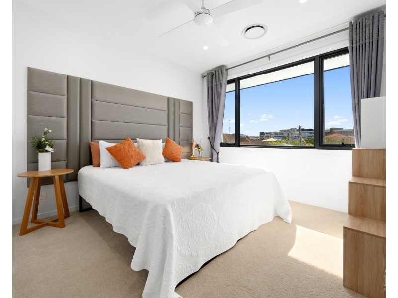 2/9 Shoveller Avenue, Paradise Point QLD 4216
