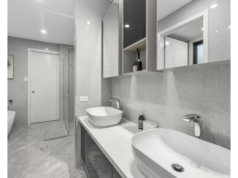 2/9 Shoveller Avenue, Paradise Point QLD 4216