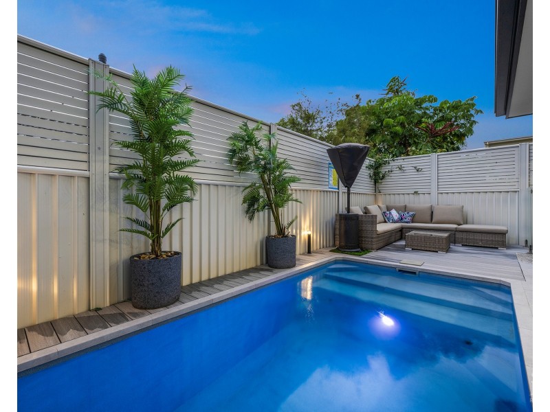2/9 Shoveller Avenue, Paradise Point QLD 4216