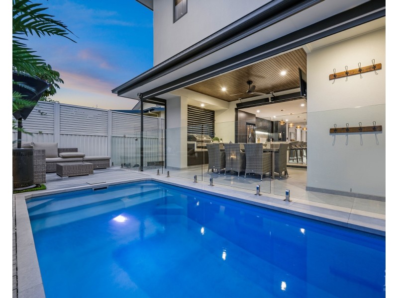 2/9 Shoveller Avenue, Paradise Point QLD 4216