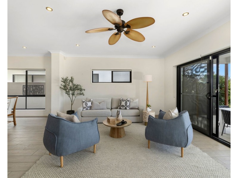 9 Waters Close, Hope Island QLD 4212