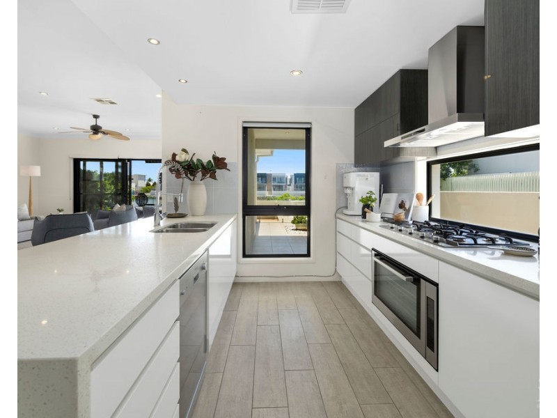 9 Waters Close, Hope Island QLD 4212