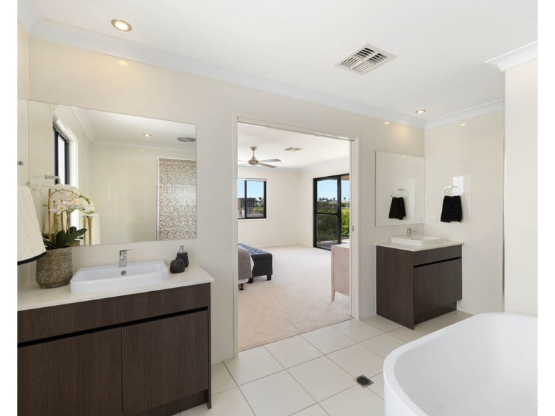 9 Waters Close, Hope Island QLD 4212