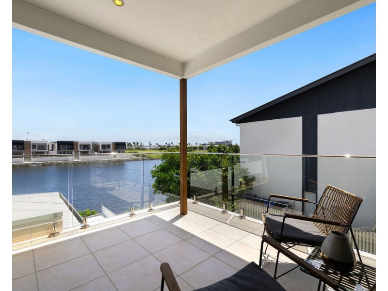 9 Waters Close, Hope Island QLD 4212