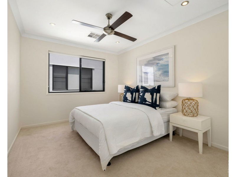 9 Waters Close, Hope Island QLD 4212