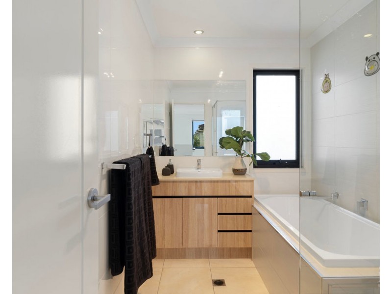 9 Waters Close, Hope Island QLD 4212