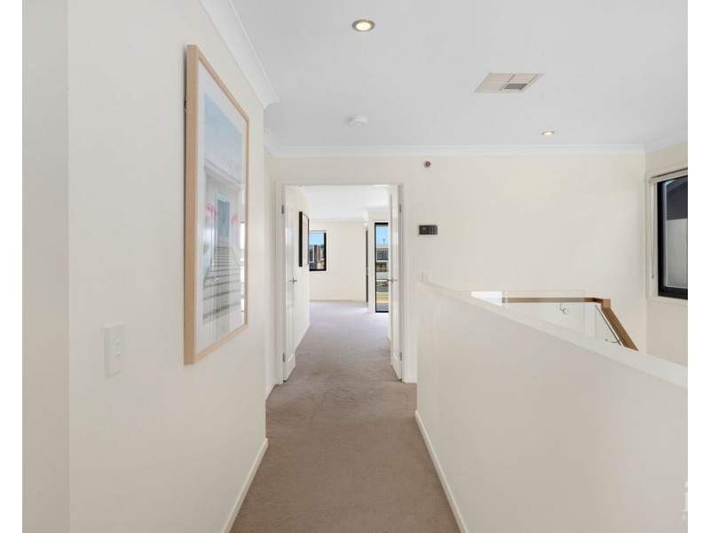 9 Waters Close, Hope Island QLD 4212