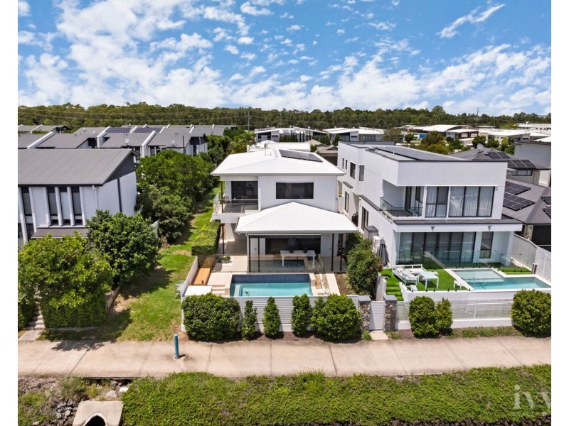 9 Waters Close, Hope Island QLD 4212