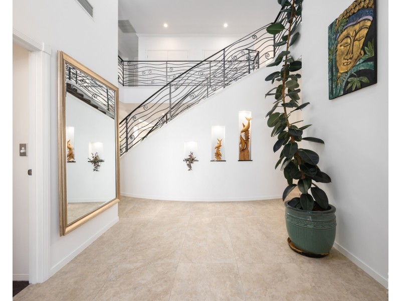 43 The Sovereign Mile, Sovereign Islands QLD 4216