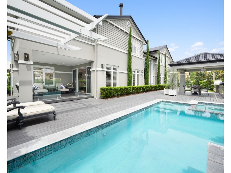 8 Queen Guineveres Place, Sovereign Islands QLD 4216