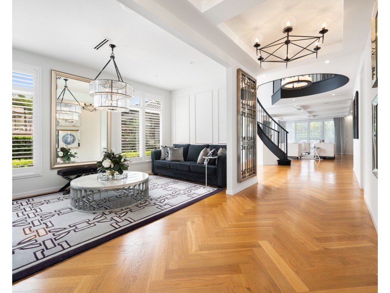 8 Queen Guineveres Place, Sovereign Islands QLD 4216