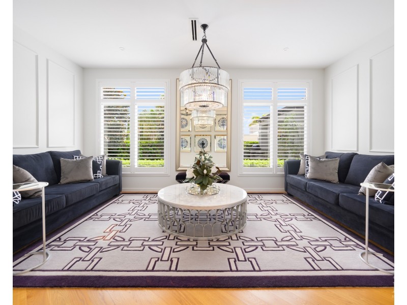 8 Queen Guineveres Place, Sovereign Islands QLD 4216