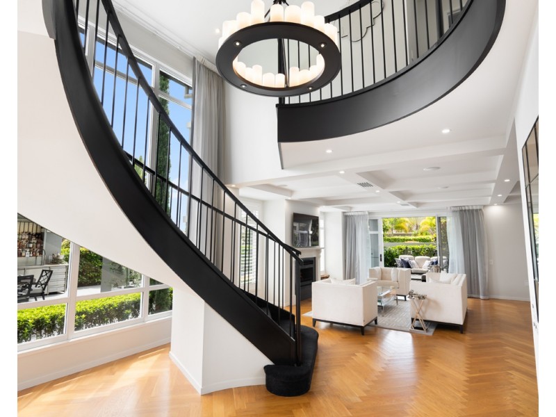 8 Queen Guineveres Place, Sovereign Islands QLD 4216