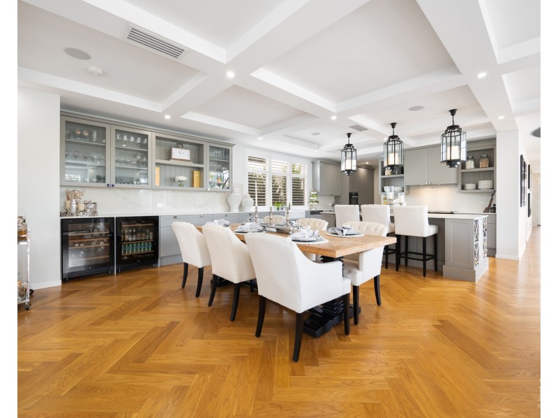 8 Queen Guineveres Place, Sovereign Islands QLD 4216