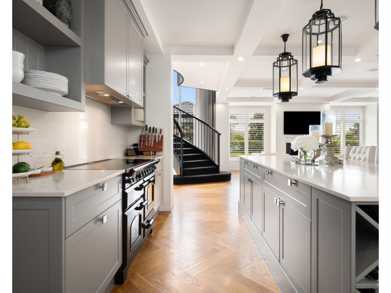 8 Queen Guineveres Place, Sovereign Islands QLD 4216