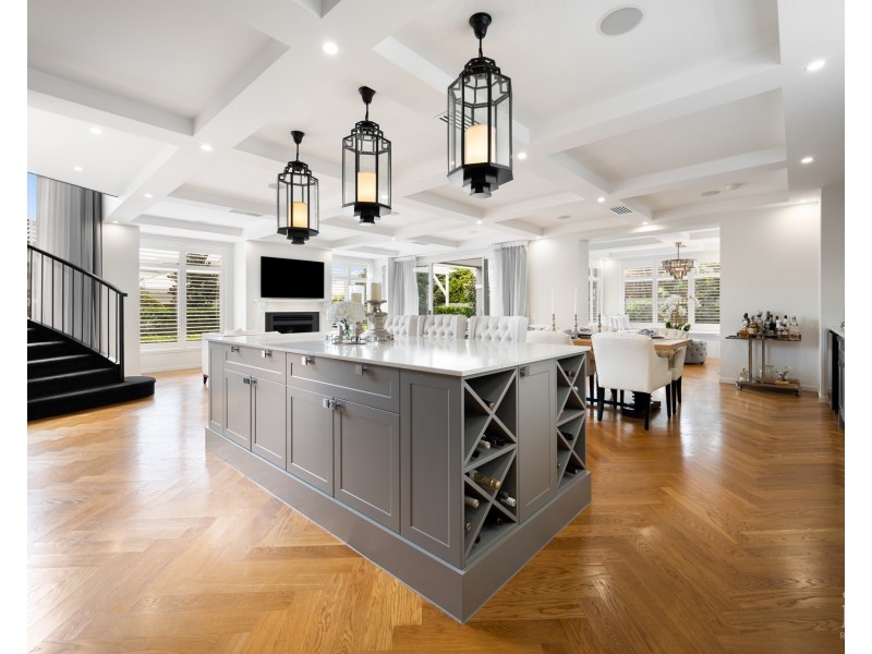 8 Queen Guineveres Place, Sovereign Islands QLD 4216