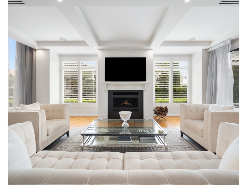 8 Queen Guineveres Place, Sovereign Islands QLD 4216