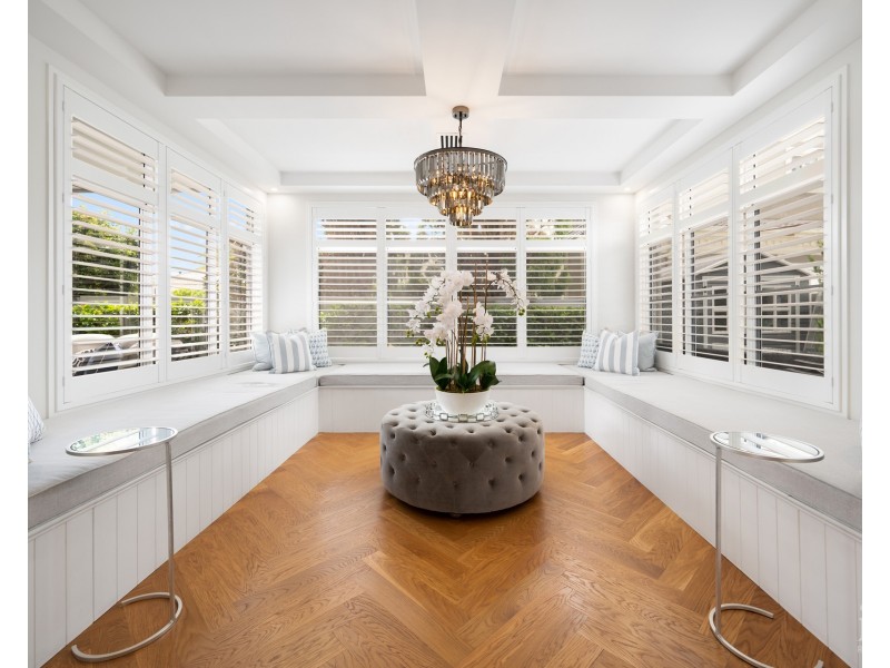 8 Queen Guineveres Place, Sovereign Islands QLD 4216