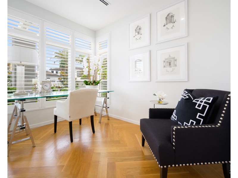 8 Queen Guineveres Place, Sovereign Islands QLD 4216