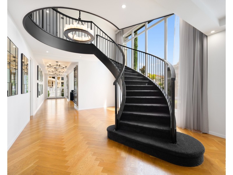 8 Queen Guineveres Place, Sovereign Islands QLD 4216