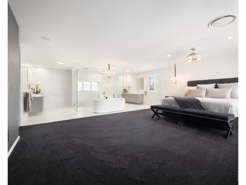 8 Queen Guineveres Place, Sovereign Islands QLD 4216