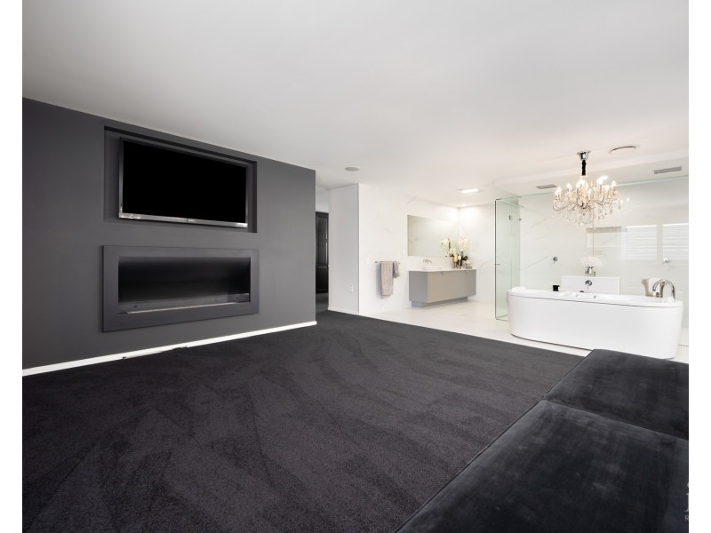 8 Queen Guineveres Place, Sovereign Islands QLD 4216