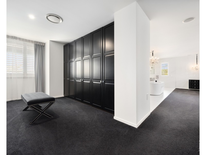 8 Queen Guineveres Place, Sovereign Islands QLD 4216