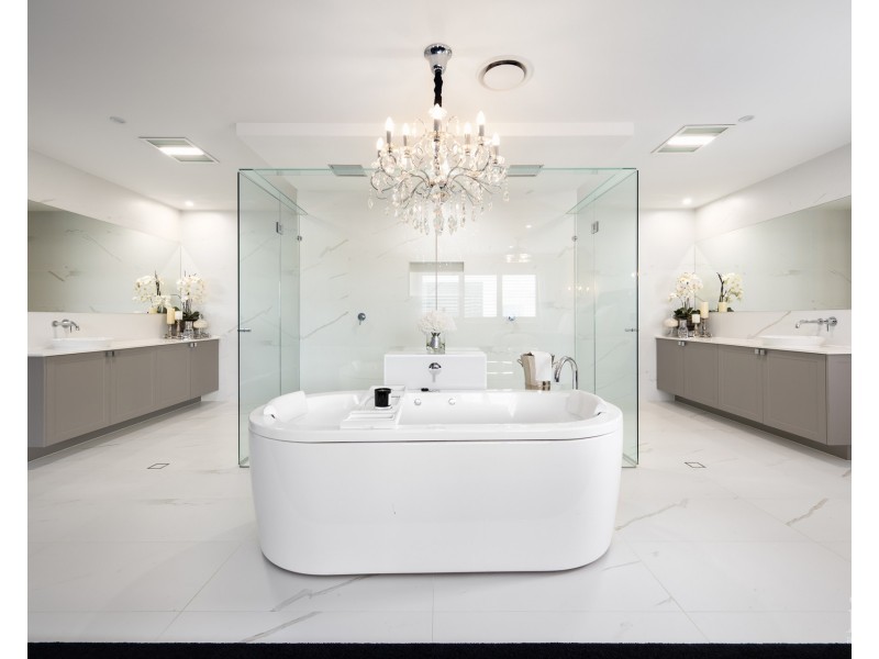 8 Queen Guineveres Place, Sovereign Islands QLD 4216