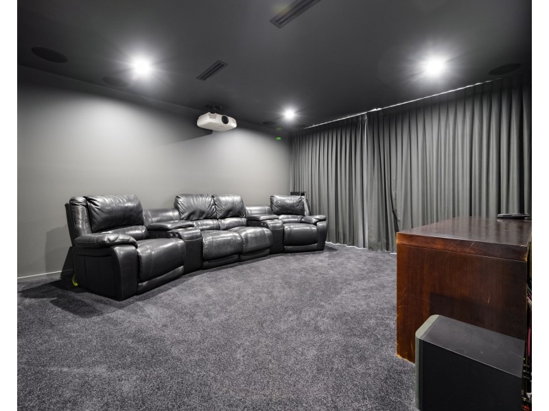 8 Queen Guineveres Place, Sovereign Islands QLD 4216