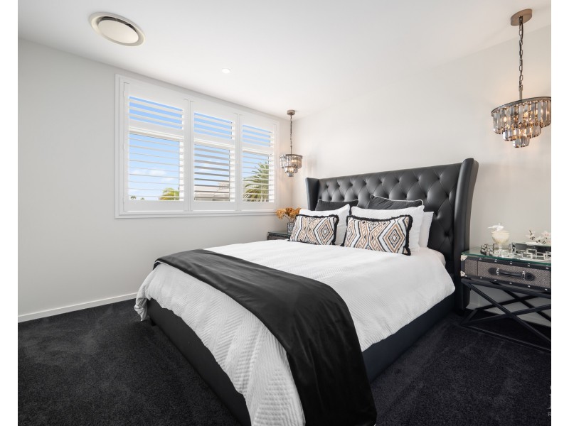 8 Queen Guineveres Place, Sovereign Islands QLD 4216