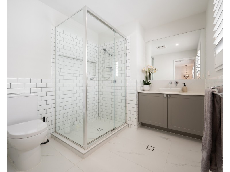 8 Queen Guineveres Place, Sovereign Islands QLD 4216