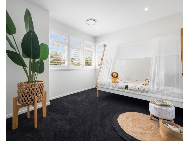 8 Queen Guineveres Place, Sovereign Islands QLD 4216