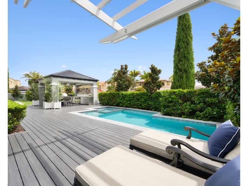 8 Queen Guineveres Place, Sovereign Islands QLD 4216