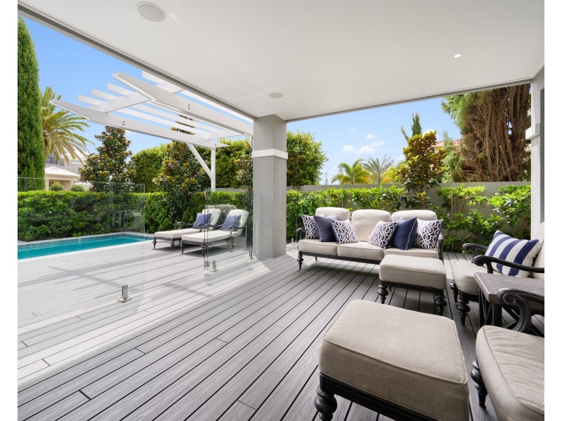 8 Queen Guineveres Place, Sovereign Islands QLD 4216