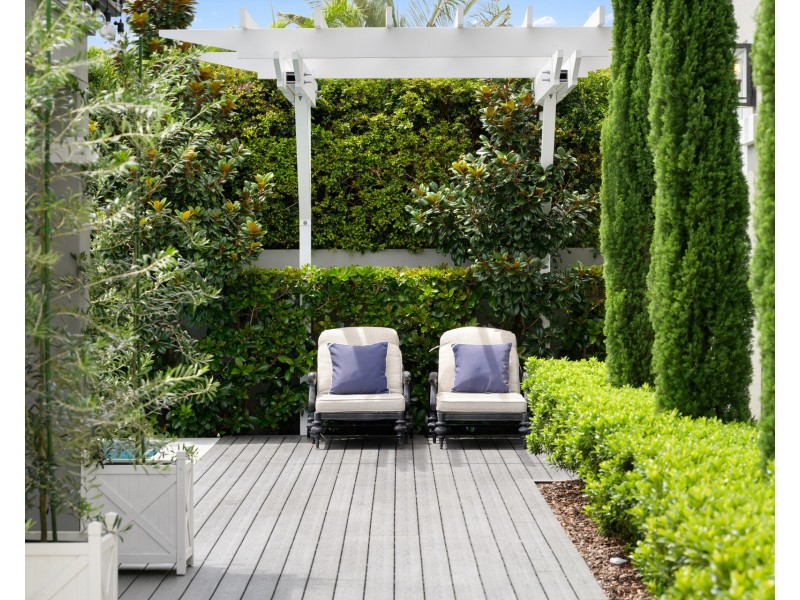 8 Queen Guineveres Place, Sovereign Islands QLD 4216