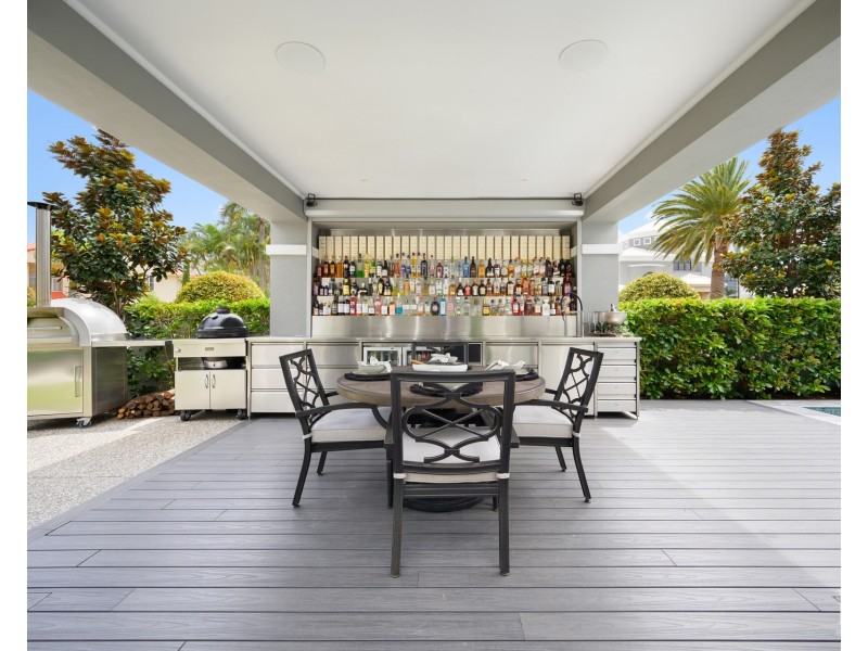 8 Queen Guineveres Place, Sovereign Islands QLD 4216