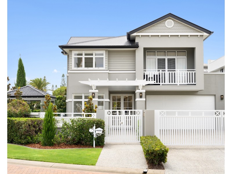 8 Queen Guineveres Place, Sovereign Islands QLD 4216