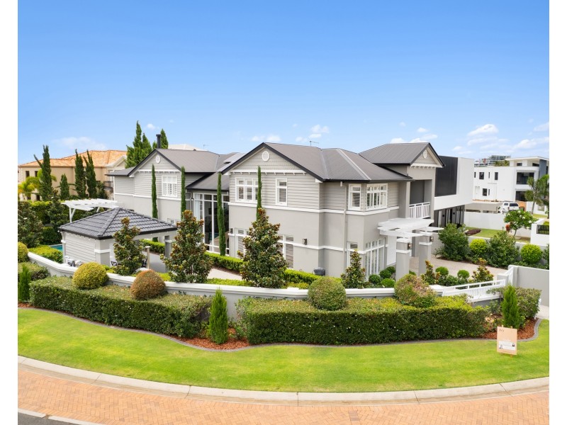 8 Queen Guineveres Place, Sovereign Islands QLD 4216