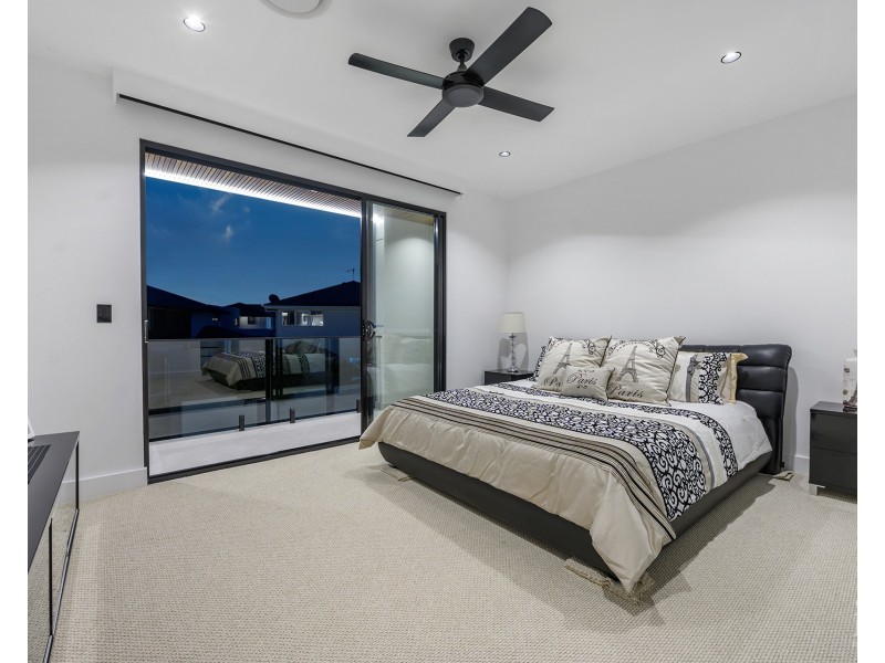 8 Belair Crescent, Paradise Point QLD 4216