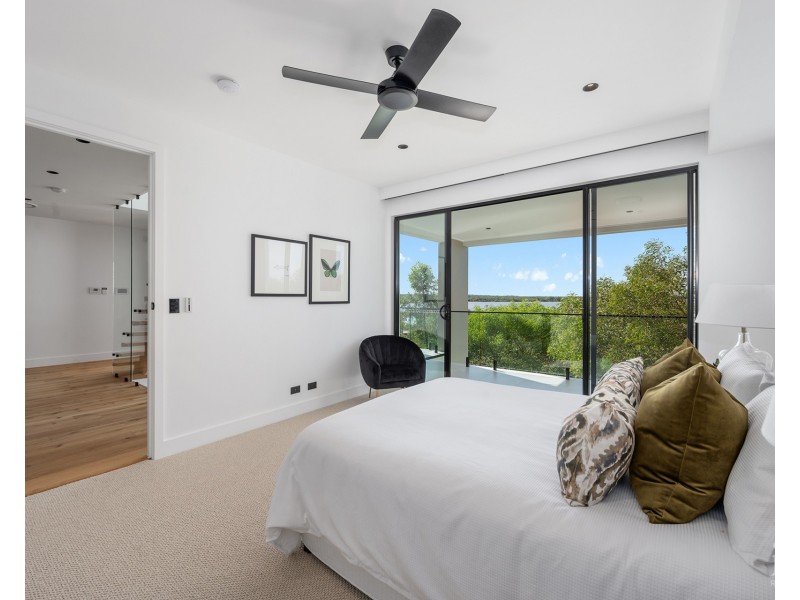 8 Belair Crescent, Paradise Point QLD 4216