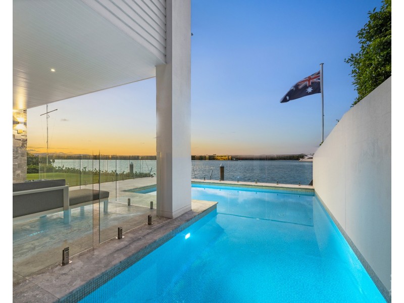 39 Knightsbridge Parade West, Sovereign Islands QLD 4216