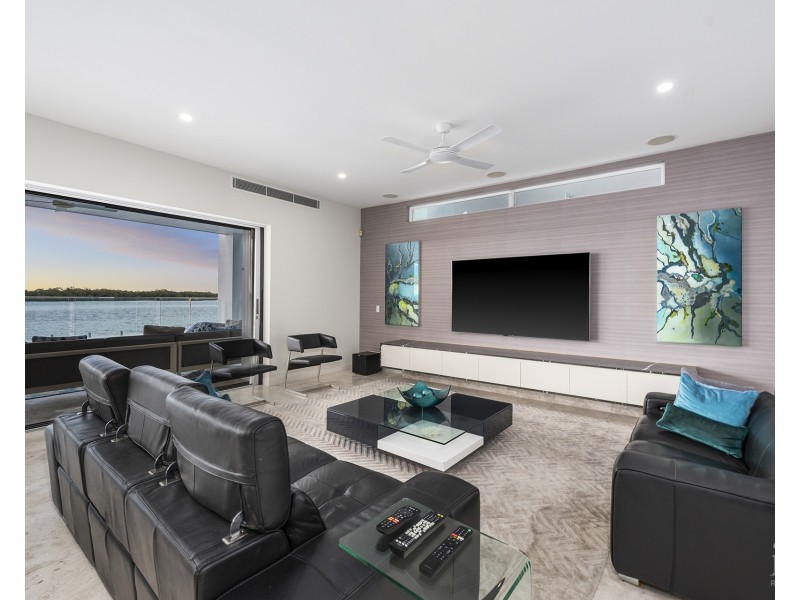 39 Knightsbridge Parade West, Sovereign Islands QLD 4216