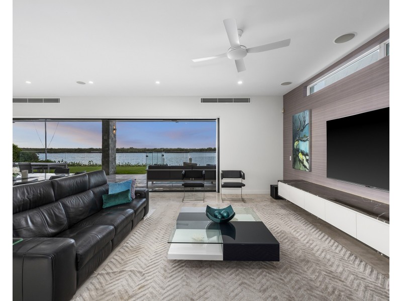 39 Knightsbridge Parade West, Sovereign Islands QLD 4216