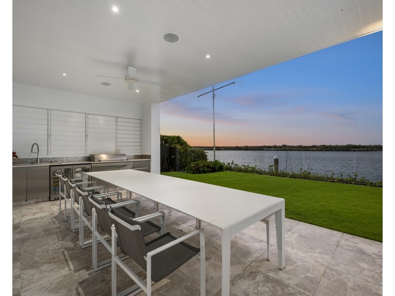 39 Knightsbridge Parade West, Sovereign Islands QLD 4216