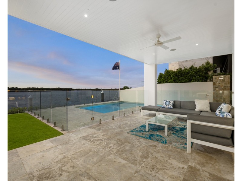 39 Knightsbridge Parade West, Sovereign Islands QLD 4216