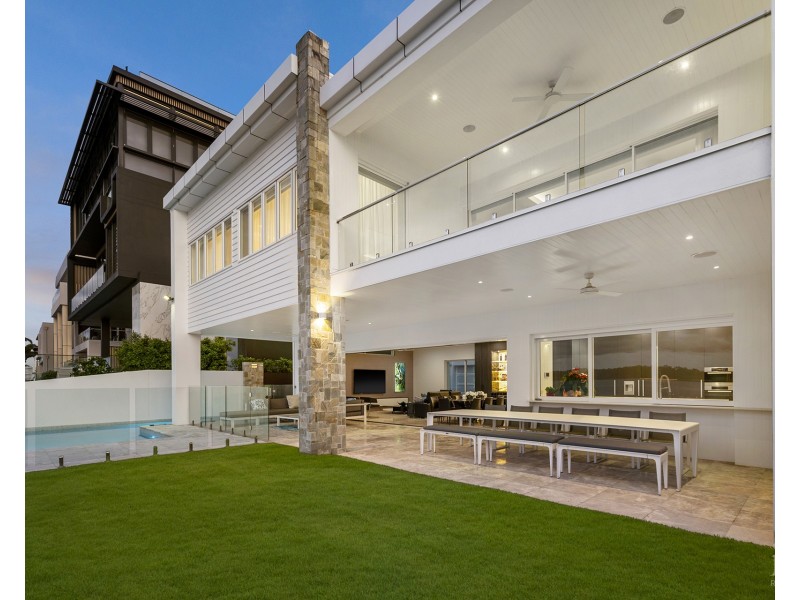 39 Knightsbridge Parade West, Sovereign Islands QLD 4216