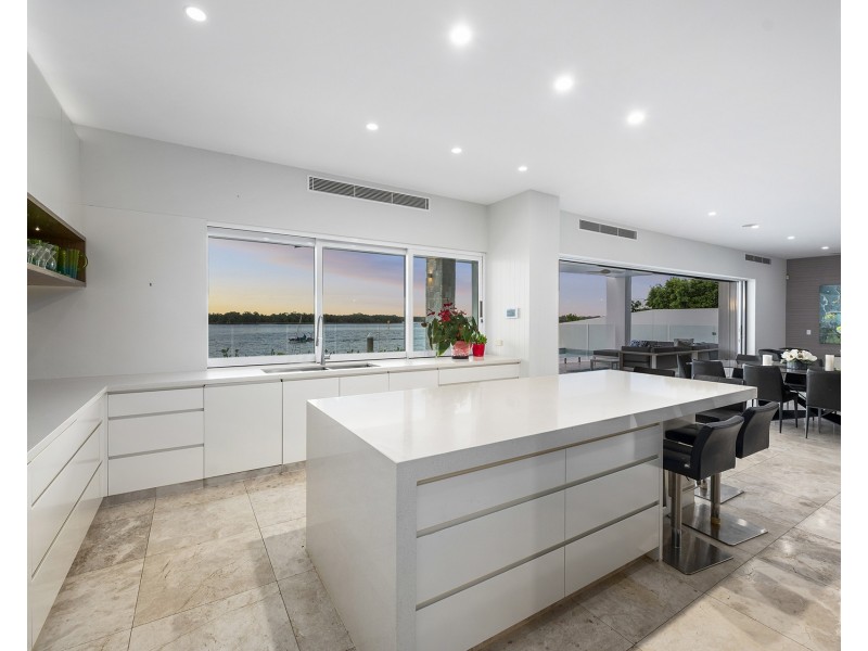 39 Knightsbridge Parade West, Sovereign Islands QLD 4216
