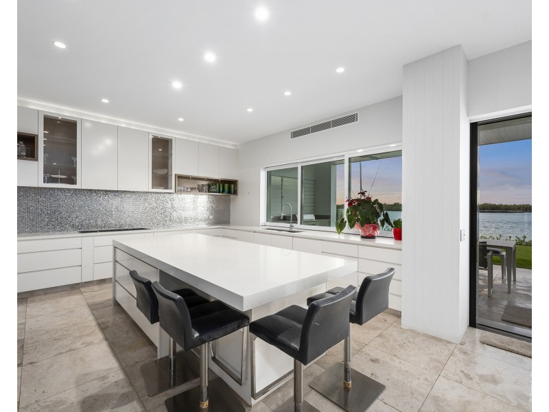 39 Knightsbridge Parade West, Sovereign Islands QLD 4216