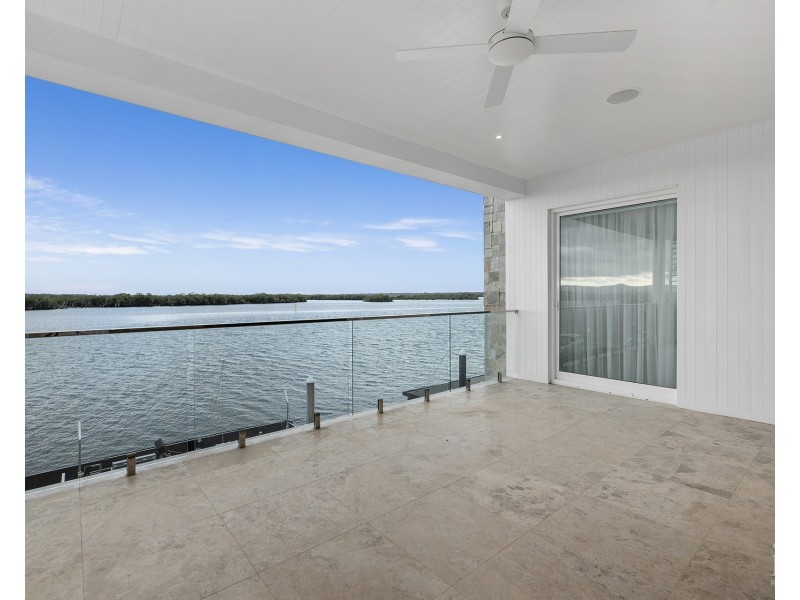 39 Knightsbridge Parade West, Sovereign Islands QLD 4216